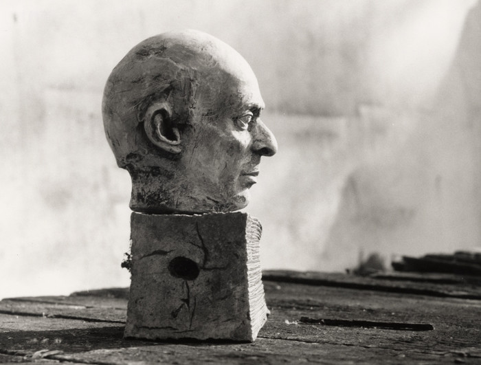Arnold Schönberg als Kopf, im Profil